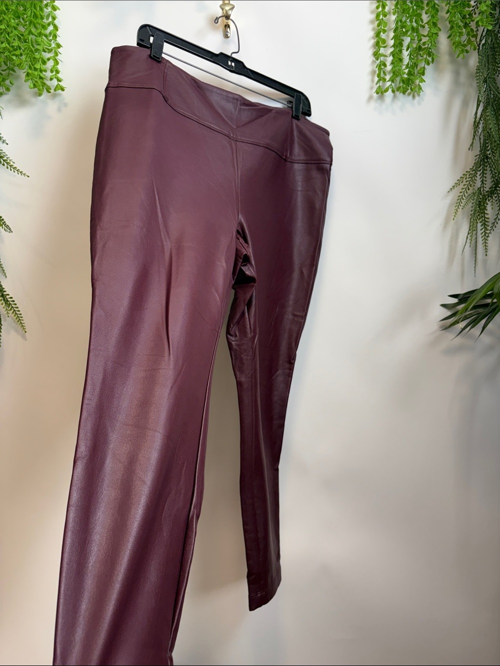 Reitmans Faux Leather Skinny Leggings in Burgundy